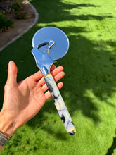 Load image into Gallery viewer, Pourcasso Black Pearl Pizza Cutter
