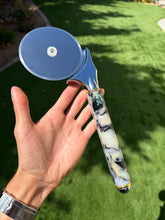 Load image into Gallery viewer, Pourcasso Black Pearl Pizza Cutter