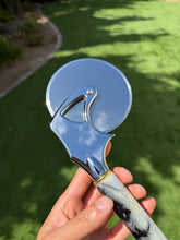 Load image into Gallery viewer, Pourcasso Black Pearl Pizza Cutter